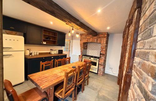 Kidsgrove House | Cosy Canalside Cottage