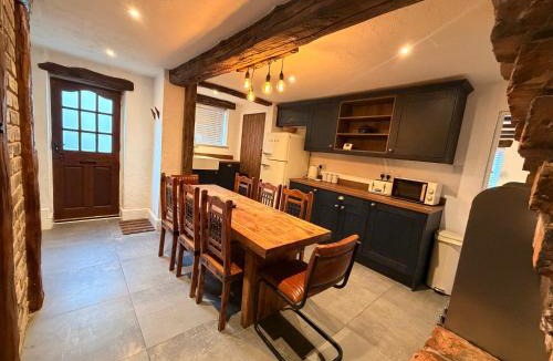 Kidsgrove House | Cosy Canalside Cottage