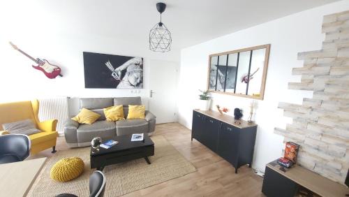 Le Blanc-Mesnil Apartment | Cosy carré Haussmann, stade de franc, C D G, Paris