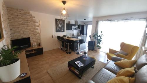 Le Blanc-Mesnil Apartment | Cosy carré Haussmann, stade de franc, C D G, Paris