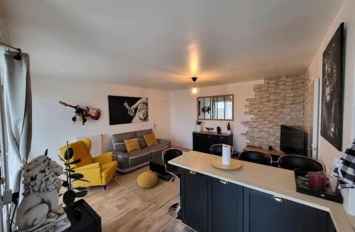 Le Blanc-Mesnil Apartment | Cosy carré Haussmann, stade de franc, C D G, Paris