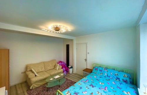 Wandle Valley House | Cosy Carshalton Double Retreat