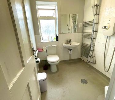 Wandle Valley House | Cosy Carshalton Double Retreat