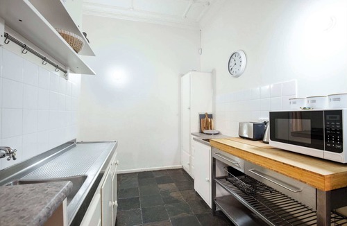 Glenelg Apartment | Cosy Central Glenelg | Park Views