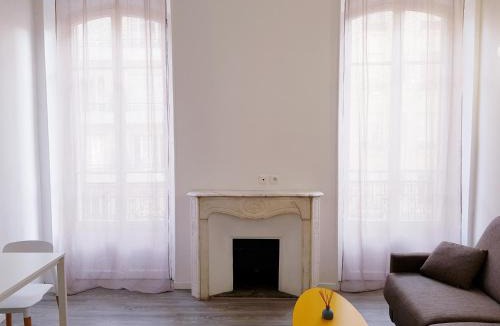 Thiers Apartment | Cosy central studio Nice Rossini large balcony AC