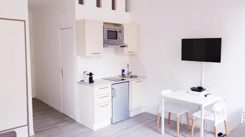 Thiers Apartment | Cosy central studio Nice Rossini large balcony AC