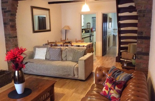 Windsor City Centre House | Cosy Central Windsor House Sleeps 4