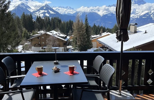 Villars-sur-Ollon Apartment | Cosy Chalet Apartment with Stunning Views, 1 BR
