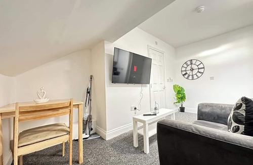 Ilkeston Apartment | Cosy, Charming 2-Bedroom Oasis