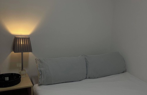 Canterbury Apartment | Cosy City Centre Flat