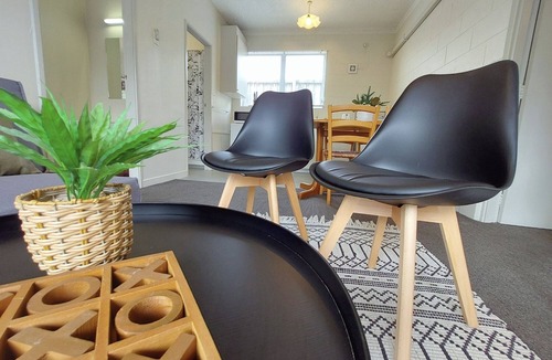 Claudelands Apartment | Cosy Claudelands 2-Bed Apartment with Parking