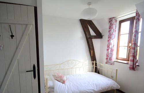 St Denis de Gastines Cottage | Cosy cottage with heated swimming pool and Wifi