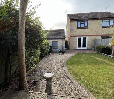 Brympton House | Cosy Contractor House with Garden & Parking!