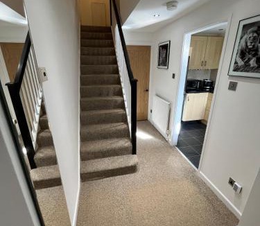 Brympton House | Cosy Contractor House with Garden & Parking!