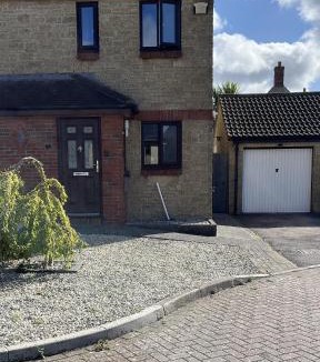 Brympton House | Cosy Contractor House with Garden & Parking!