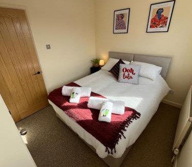 Brympton House | Cosy Contractor House with Garden & Parking!