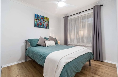 Bletchington House | Cosy & Convenient - Firepit & Pet Friendly