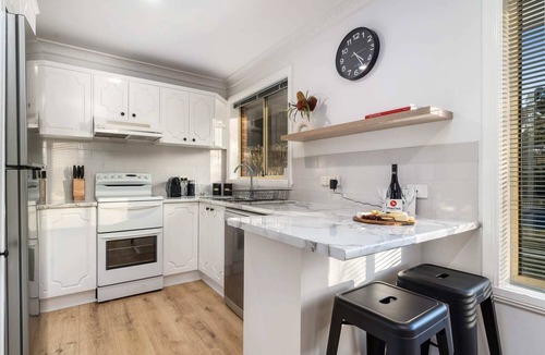 Bletchington House | Cosy & Convenient - Firepit & Pet Friendly