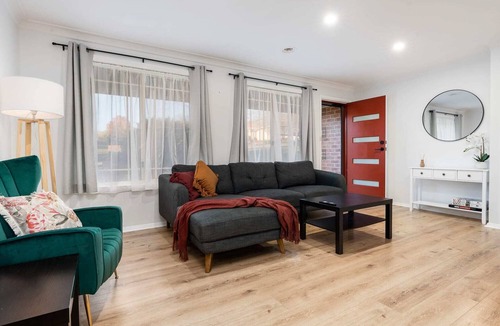 Bletchington House | Cosy & Convenient - Firepit & Pet Friendly