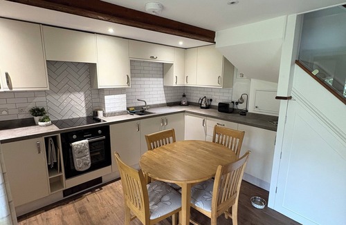 Honiton Cottage | Cosy converted barn with log burner