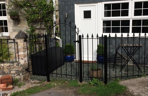 Probus Apartment | Cosy Cornish Bolt Hole, Pet Friendly