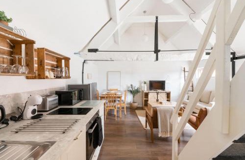 Lechlade House | Cosy Cotswolds Cottage Farm Stay - Shepherds Rest