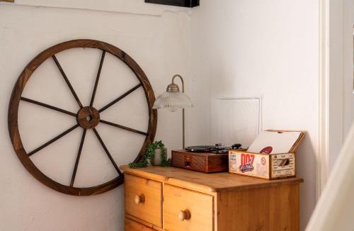 Lechlade House | Cosy Cotswolds Cottage Farm Stay - Shepherds Rest