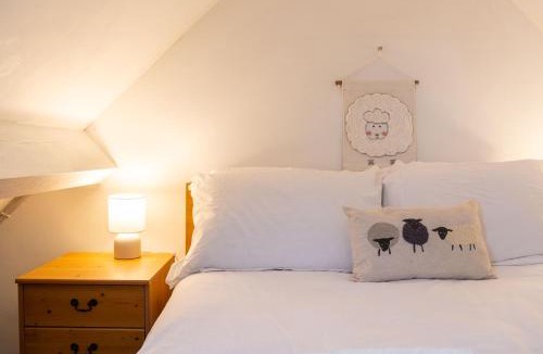 Lechlade House | Cosy Cotswolds Cottage Farm Stay - Shepherds Rest
