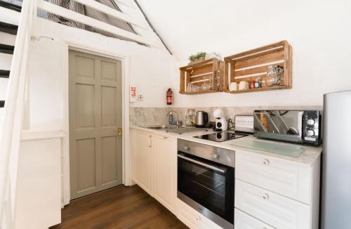 Lechlade House | Cosy Cotswolds Cottage Farm Stay - Shepherds Rest