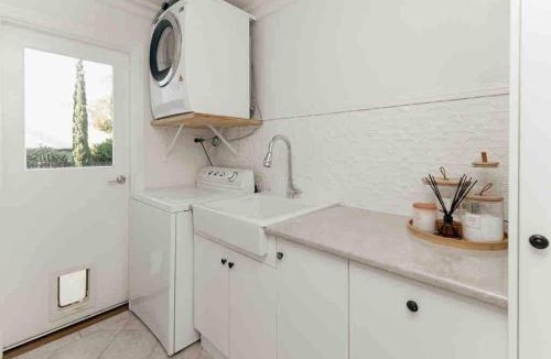 Alstonville House | Cosy Country Cottage