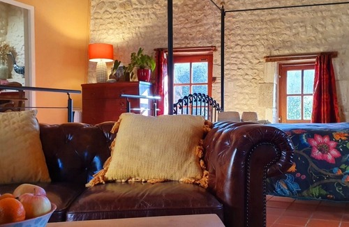 Poullignac Apartment | Cosy couples countryside gîte