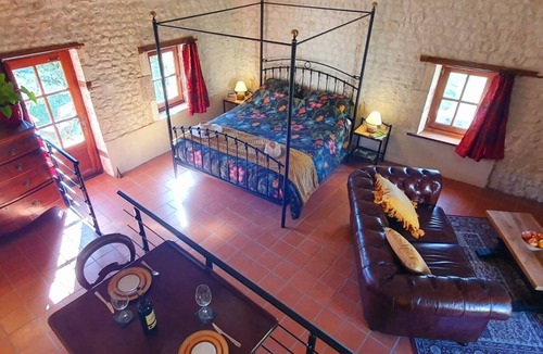 Poullignac Apartment | Cosy couples countryside gîte