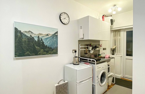 Dudden Hill Apartment | Cosy Designed Studio in Willesden Green