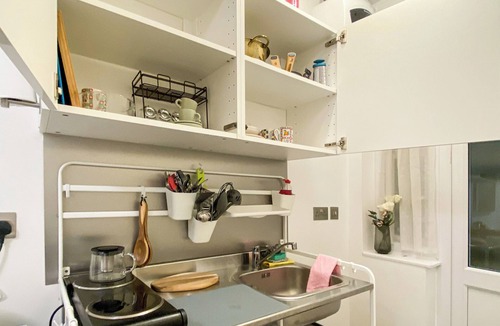 Dudden Hill Apartment | Cosy Designed Studio in Willesden Green