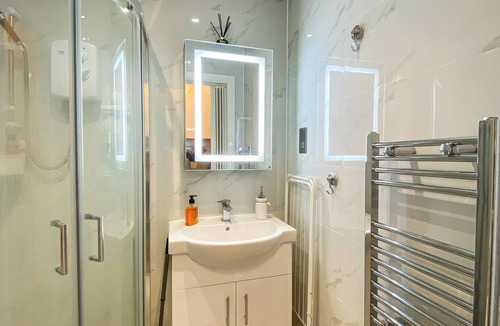 Dudden Hill Apartment | Cosy Designed Studio in Willesden Green