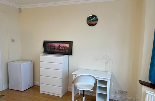 Mayfield House | Cosy Double Room in a Shared House