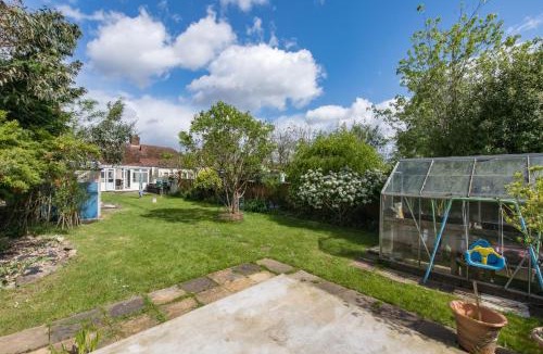 Manor House | Cosy Family Home in Ruislip