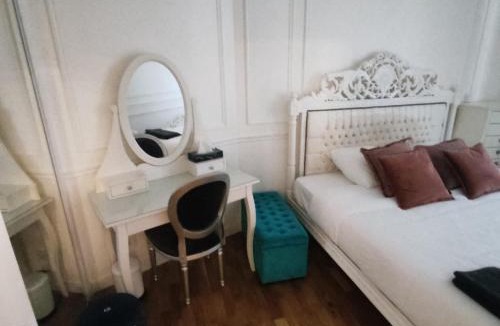 8th Arrondissement Apartment | Cosy Flat 8e Champs-Elysées
