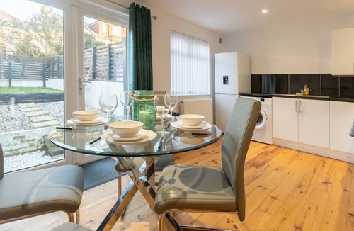 Leigh-on-Sea Apartment | Cosy flat in Leigh - Pass the Keys