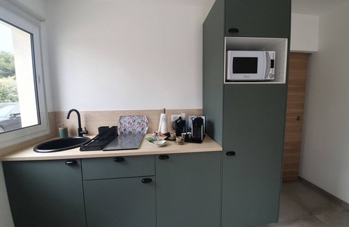 Chateauneuf-les-Martigues Apartment | Cosy new T2 with terrace 10 min from the sea!