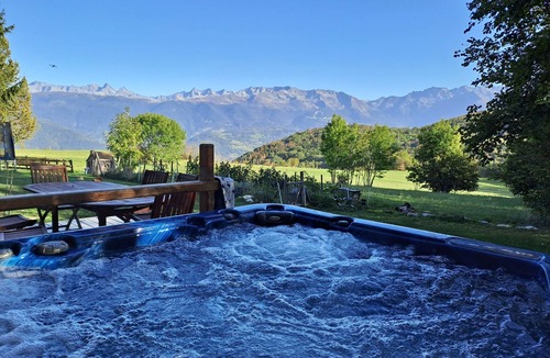 Saint-Bernard Ski Chalet | Cosy little chalet with jacuzzi.