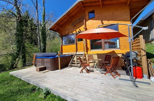 Saint-Bernard Ski Chalet | Cosy little chalet with jacuzzi.
