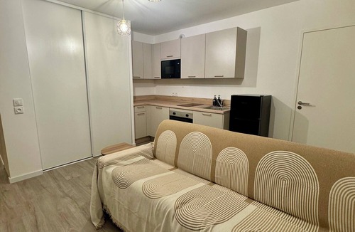 Vitry-sur-Seine Apartment | Cosy, fully-equipped Beige studio near RER & Paris-Orly, with cot available