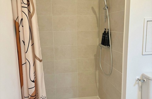 Vitry-sur-Seine Apartment | Cosy, fully-equipped Beige studio near RER & Paris-Orly, with cot available