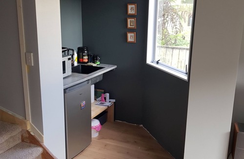 Browns Bay Apartment | Cosy Granny Flat under House