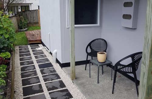 Browns Bay Apartment | Cosy Granny Flat under House