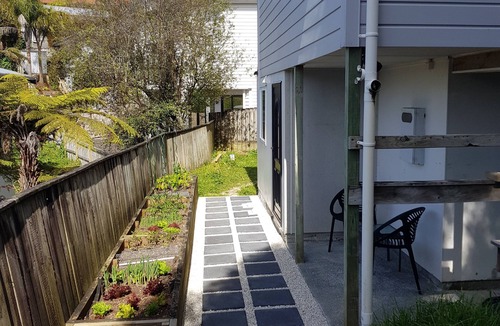 Browns Bay Apartment | Cosy Granny Flat under House