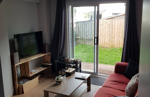 Browns Bay Apartment | Cosy Granny Flat under House