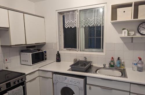 Hounslow Heath Apartment | Cosy Ground Floor Studio Flat