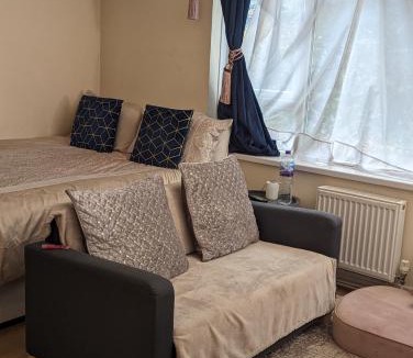 Hounslow Heath Apartment | Cosy Ground Floor Studio Flat